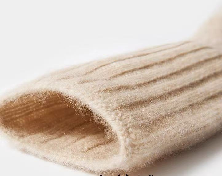 Holiday Cable knit cashmere gloves